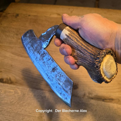 Brachiales Grill Pizzamesser oder Wiegemesser aus dem Nebelwerfer des 2WK und Rothirsch