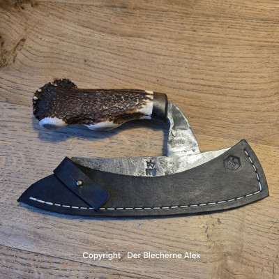 Brachiales Grill Pizzamesser oder Wiegemesser aus dem Nebelwerfer des 2WK und Rothirsch