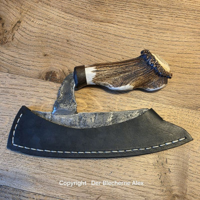 Brachiales Grill Pizzamesser oder Wiegemesser aus dem Nebelwerfer des 2WK und Rothirsch