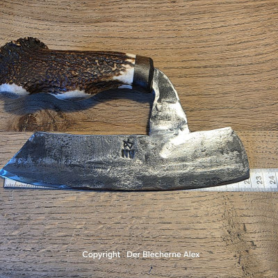 Brachiales Grill Pizzamesser oder Wiegemesser aus dem Nebelwerfer des 2WK und Rothirsch
