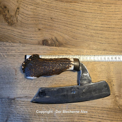 Brachiales Grill Pizzamesser oder Wiegemesser aus dem Nebelwerfer des 2WK und Rothirsch