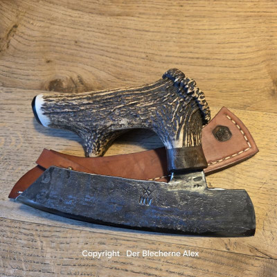 Brachiales Grill Pizzamesser oder Wiegemesser aus dem Nebelwerfer des 2WK und Rothirsch