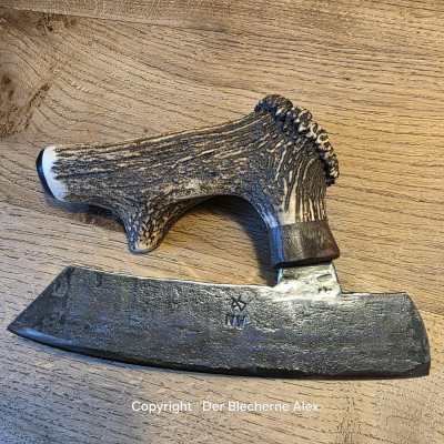 Brachiales Grill Pizzamesser oder Wiegemesser aus dem Nebelwerfer des 2WK und Rothirsch