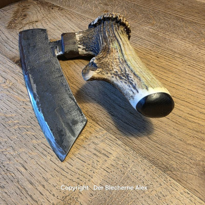 Brachiales Grill Pizzamesser oder Wiegemesser aus dem Nebelwerfer des 2WK und Rothirsch