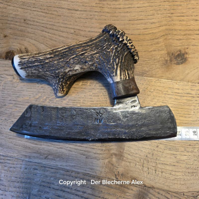 Brachiales Grill Pizzamesser oder Wiegemesser aus dem Nebelwerfer des 2WK und Rothirsch