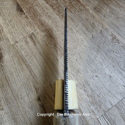 Outdoormesser mit Klinge aus einer alten Hufraspel