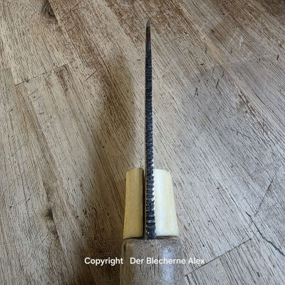 Outdoormesser mit Klinge aus einer alten Hufraspel