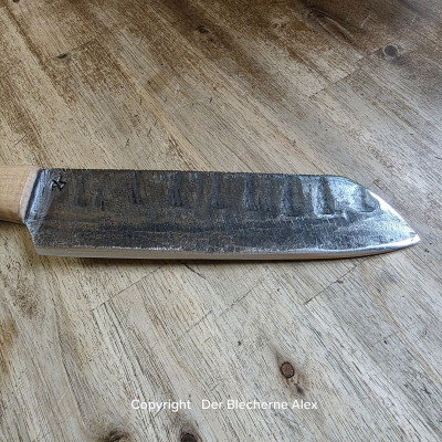 Küchenmesser/ Grillmesser aus alter Hufraspel mit dem typischen Muster und 10.000 Jahre alter Flusseiche