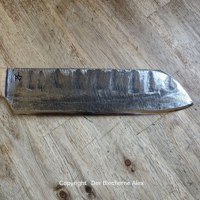 Küchenmesser/ Grillmesser aus alter Hufraspel mit dem typischen Muster und 10.000 Jahre alter Flusseiche