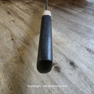 Küchenmesser/ Grillmesser aus alter Hufraspel mit dem typischen Muster und 10.000 Jahre alter Flusseiche