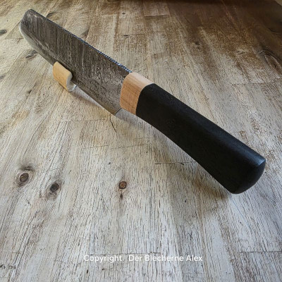 Küchenmesser/ Grillmesser aus alter Hufraspel mit dem typischen Muster und 10.000 Jahre alter Flusseiche