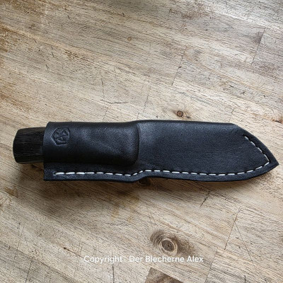 Allzweck oder Outdoormesser mit einer Klinge aus dem Rohr der Panzerhaubitze 2000