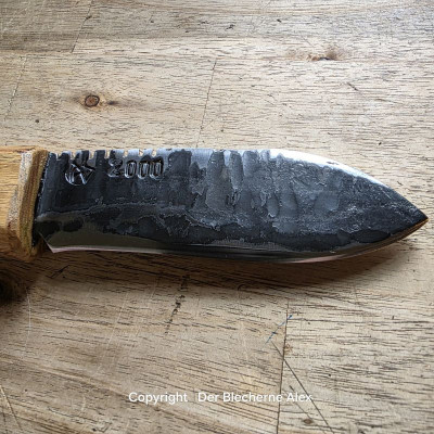 Allzweck oder Outdoormesser mit einer Klinge aus dem Rohr der Panzerhaubitze 2000