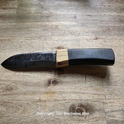 Allzweck oder Outdoormesser mit einer Klinge aus dem Rohr der Panzerhaubitze 2000