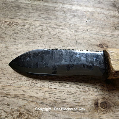 Allzweck oder Outdoormesser mit einer Klinge aus dem Rohr der Panzerhaubitze 2000