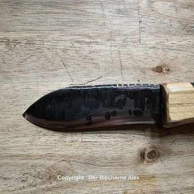 Allzweck oder Outdoormesser mit einer Klinge aus dem Rohr der Panzerhaubitze 2000