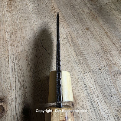 Allzweck oder Outdoormesser mit einer Klinge aus dem Rohr der Panzerhaubitze 2000