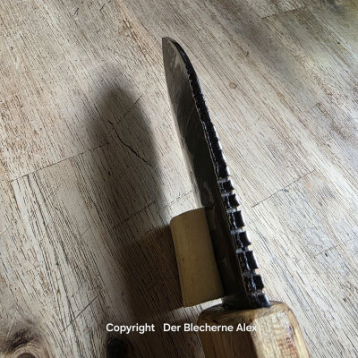 Allzweck oder Outdoormesser mit einer Klinge aus dem Rohr der Panzerhaubitze 2000
