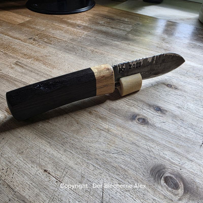 Allzweck oder Outdoormesser mit einer Klinge aus dem Rohr der Panzerhaubitze 2000