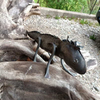 Stilisierte Echse aus Eisen unbehandelt oder lackiert per Hand geschmiedet